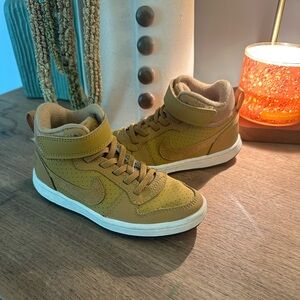 Nike Court Borough Mid